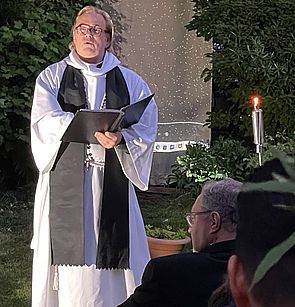 Revd. Graham Roos conducting memorial service Revd. Graham Roos conducting memorial service